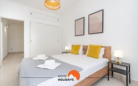 #162 Sumertime Flat By Home Holidays